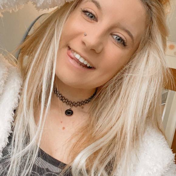 Meet your Posher, Emily - Picture 1 of 1